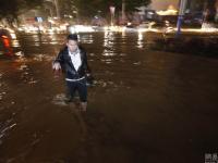 廣西柳州遭遇大雨內(nèi)澇 市民冬日“看海”