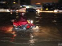 廣西柳州遭遇大雨內(nèi)澇 市民冬日“看?！? width=