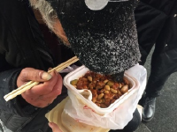 流浪老人北京街頭吃雪 好心路人買飯送衣