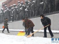 平壤迎來今冬初雪 市民拍照掃雪