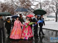 平壤迎來今冬初雪 市民拍照掃雪