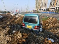 山西現(xiàn)“釘子車” 黃土埋到車脖子