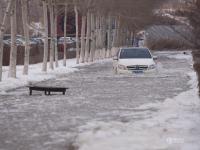 長(zhǎng)春一道路積水成“冰河” 一天陷住近20輛車(chē)