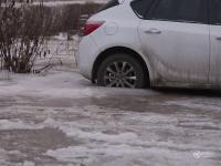 長(zhǎng)春一道路積水成“冰河” 一天陷住近20輛車(chē)