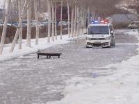 長(zhǎng)春一道路積水成“冰河” 一天陷住近20輛車(chē)