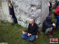 英國民眾巨石陣前迎接冬至日