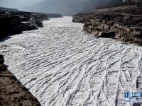  黃河壺口瀑布現(xiàn)“流凌叉橋”奇特景觀