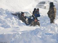 新疆旅游車隊(duì)遭遇雪崩被困 邊防官兵緊急救援