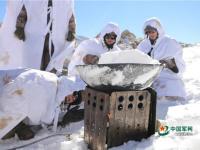 官兵-30℃海拔5548米巡邊 化雪煮面喂狗