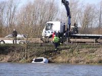 蘭博基尼墜入深湖 車主死里逃生游回岸邊