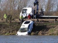 蘭博基尼墜入深湖 車主死里逃生游回岸邊