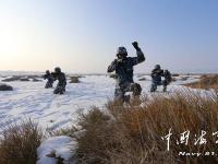 海軍陸特戰(zhàn)部隊(duì)新疆沙漠寒訓(xùn) 光膀子臥雪