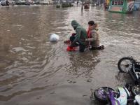 石家莊河水倒灌馬路成河 市民“逆水行舟”