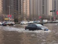 石家莊河水倒灌馬路成河 市民“逆水行舟”