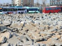 济南停车场路面被砸碎 80辆公交车停路边