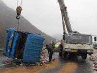 大貨車側翻魚兒撒一地 交警上路清理