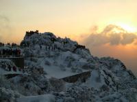 40厘米積雪遇日出云海 黃山雪景美煞游人