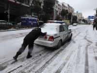 貴州警車送產(chǎn)婦遇凌凍天氣 警民齊力推車