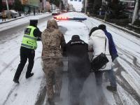 貴州警車送產(chǎn)婦遇凌凍天氣 警民齊力推車