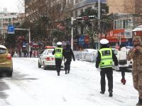 貴州警車送產(chǎn)婦遇凌凍天氣 警民齊力推車