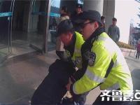 3歲孩子突發(fā)急癥昏厥 家長下跪攔警車