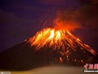 厄瓜多爾通古拉瓦火山噴發(fā) 夜空絢麗