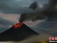 厄瓜多爾通古拉瓦火山噴發(fā) 夜空絢麗