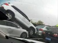 南京九車連環(huán)相撞 一車被頂起“爬”上車頂