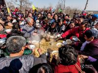 河南廟會2000人同吃“大鍋飯” 場面壯觀