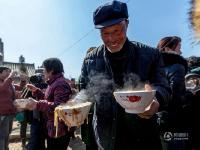 河南廟會2000人同吃“大鍋飯” 場面壯觀