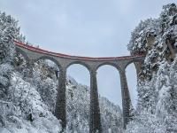 瑞士列車雪中駛過(guò)百年大橋 美如童話仙境