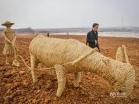 河南工地上舉辦稻草人藝術(shù)節(jié) 造型奇異