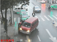 安徽女孩被卷車底 路人抬車施救