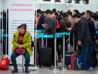 暴雨襲擊深圳 航班大面積延誤旅客滯留