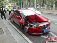 酒駕男跑掉兩車胎渾然不知 “光腳”撞翻環(huán)衛(wèi)車