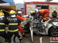 京昆高速四川段多車追尾致7死6傷 官兵現(xiàn)場默哀