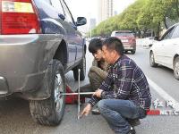 驚！女司機(jī)行駛途中 車輪飛出20米