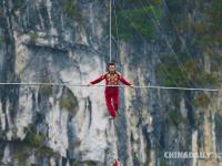 重慶天坑高空飛人大賽 角逐最強(qiáng)