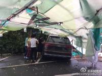 廣州強風吹塌棚架 百萬豪車被砸爛