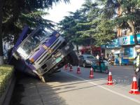 江蘇丹陽街道現(xiàn)大坑“咬”翻瀝青車 車主受罰