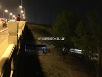 北京通州一大客車沖斷護欄后墜橋