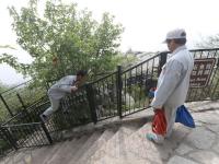 北京香山环卫工每天工作15小时捡垃圾