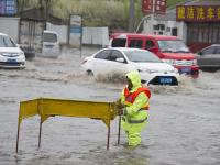 長春暴雨 市政工人站排水口一天防止事故