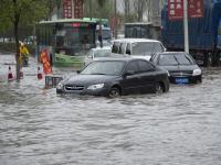 長春暴雨 市政工人站排水口一天防止事故