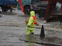 長春暴雨 市政工人站排水口一天防止事故