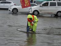 長春暴雨 市政工人站排水口一天防止事故