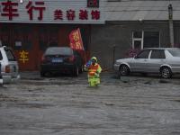 長春暴雨 市政工人站排水口一天防止事故