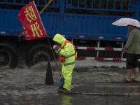 長春暴雨 市政工人站排水口一天防止事故