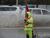 長春暴雨 市政工人站排水口一天防止事故