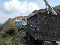 昆楚高速重型貨車沖上自救匝道 車上4人全部死亡